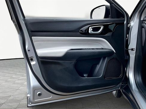 Used 2022 Jeep Compass Limited image 23