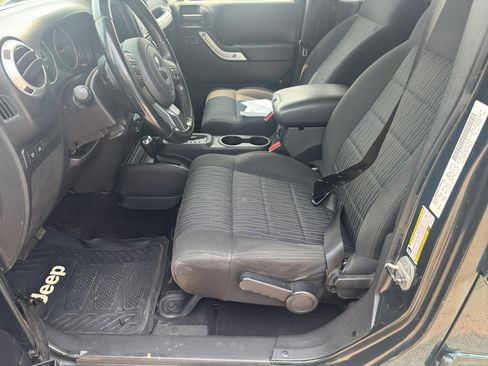 Used 2011 Jeep Wrangler Unlimited Rubicon w/ Connectivity Group AWD/4WD image 24