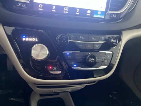 Used 2024 Chrysler Pacifica Touring-L FWD image 67