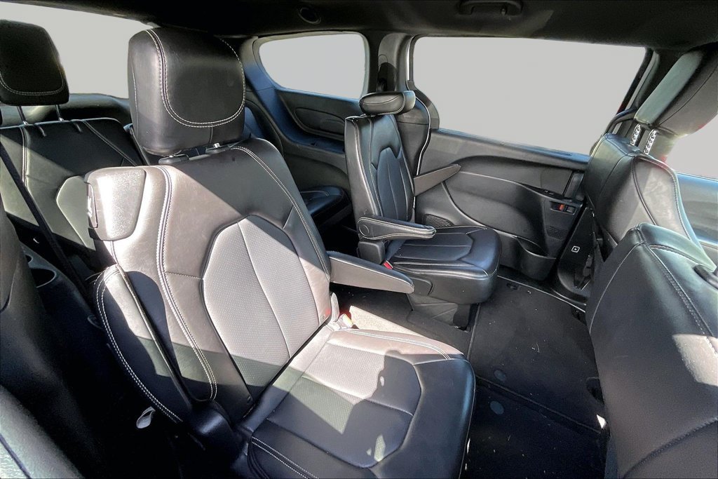Used 2025 Chrysler Pacifica Select FWD image 16