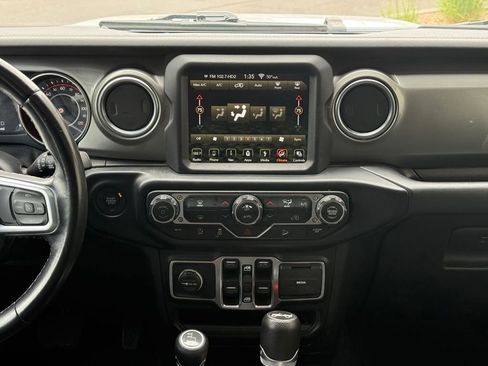 Used 2019 Jeep Wrangler Unlimited Sahara w/ Uconnect 4C Nav & Sound Group AWD/4WD image 8
