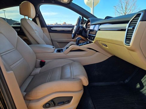Certified 2023 Porsche Cayenne Platinum Edition image 34