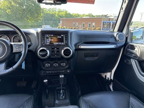 Used 2017 Jeep Wrangler Unlimited Sahara w/ Connectivity Group AWD/4WD image 28