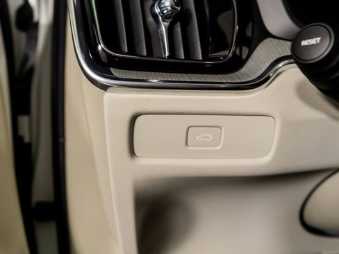 Used 2026 Volvo V60 B5 Cross Country Plus w/ Protection Package Premier image 43