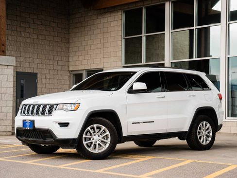 Used 2021 Jeep Grand Cherokee Laredo image 1