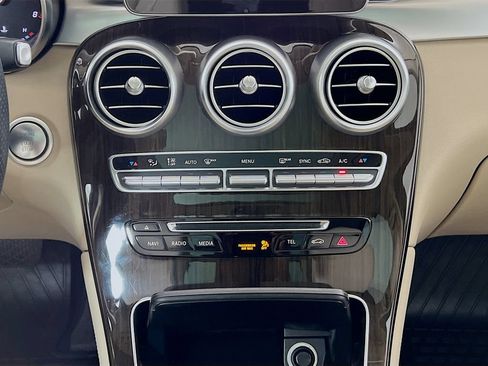 Used 2018 Mercedes-Benz GLC 300 4MATIC image 17