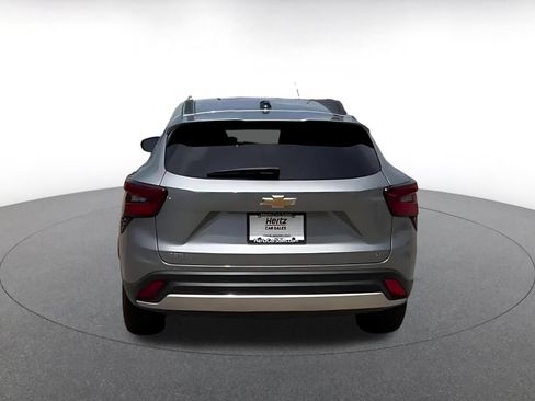 Used 2025 Chevrolet Trax LT FWD image 12