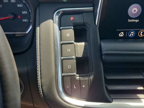 Used 2021 Chevrolet Tahoe Z71 w/ Luxury Package AWD/4WD image 15