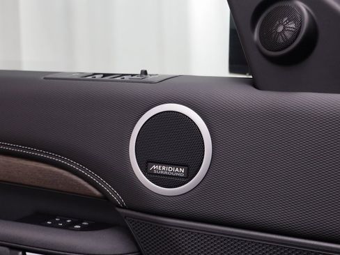 Used 2025 Land Rover Discovery Dynamic SE image 7