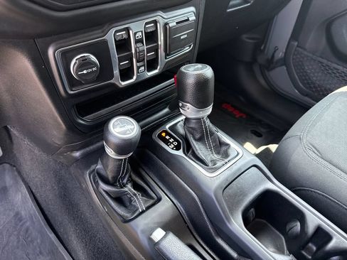 Used 2020 Jeep Wrangler Unlimited Sahara AWD/4WD image 29