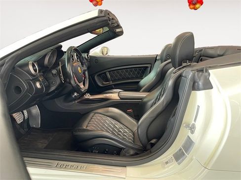 Used 2014 Ferrari California image 9