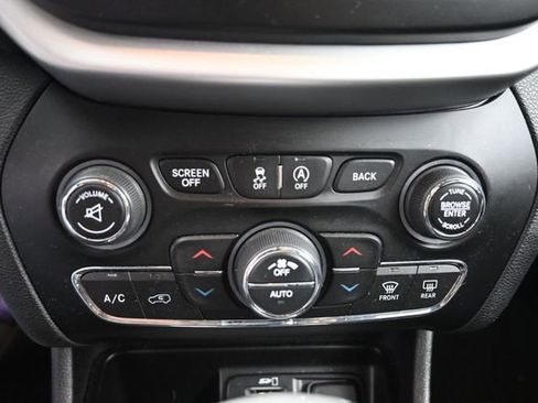Used 2018 Jeep Cherokee Overland AWD/4WD image 21