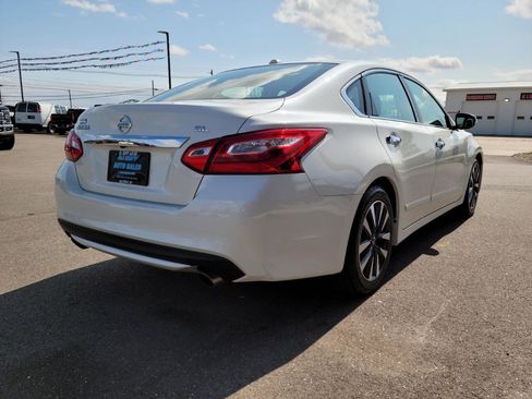 Used 2017 Nissan Altima 2.5 SL w/ 2.5 Technology Package image 4