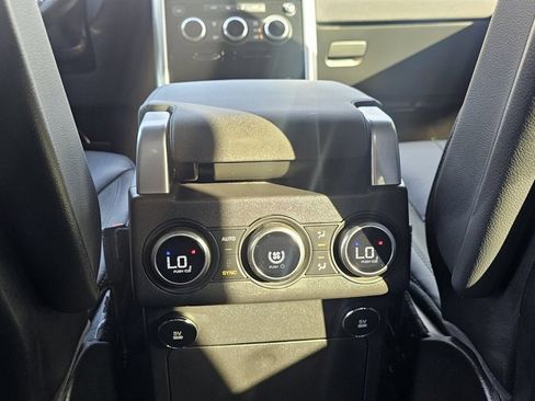 Used 2018 Land Rover Discovery HSE image 16