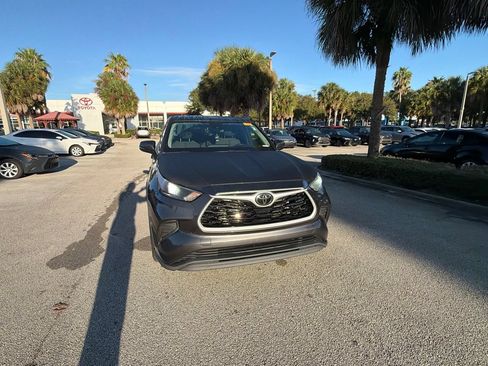 Used 2023 Toyota Highlander L FWD image 5