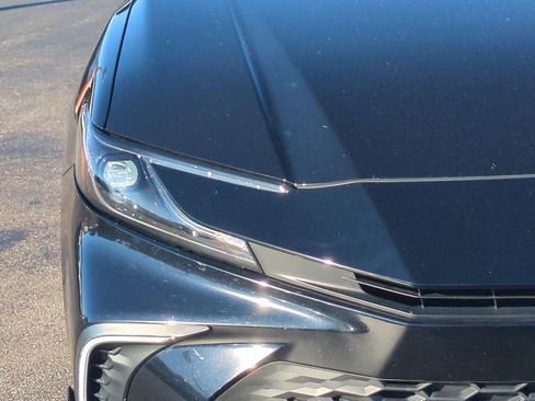 Used 2025 Toyota Camry SE image 10