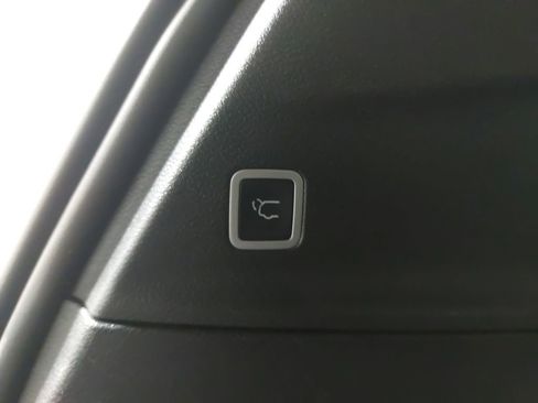 Used 2025 Chrysler Pacifica Select image 15