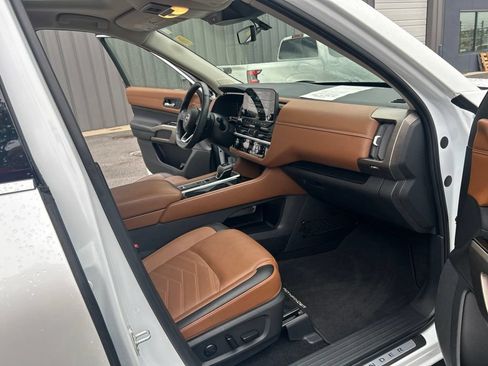 Certified 2025 Nissan Pathfinder Platinum w/ Cargo Package FWD image 33