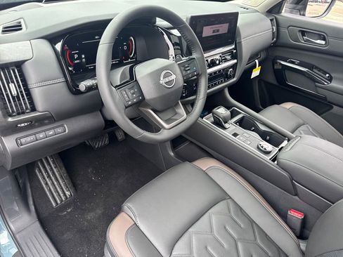 New 2026 Nissan Pathfinder Platinum image 18