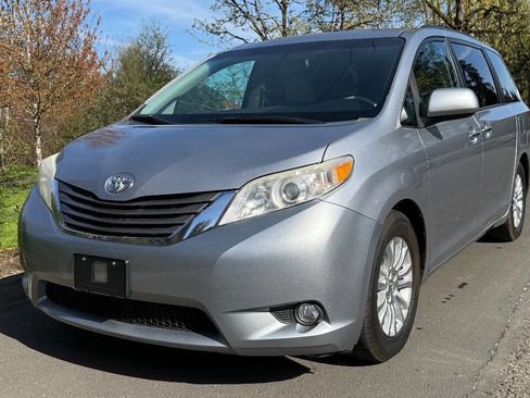 Used 2012 Toyota Sienna XLE w/ Premium Pkg FWD image 5