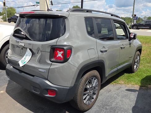 Used 2019 Jeep Renegade Latitude FWD image 13