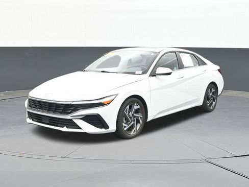 Used 2025 Hyundai Elantra SEL FWD image 4