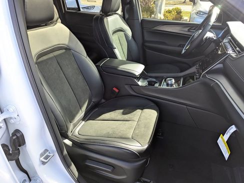 New 2025 Jeep Grand Cherokee Altitude RWD image 38