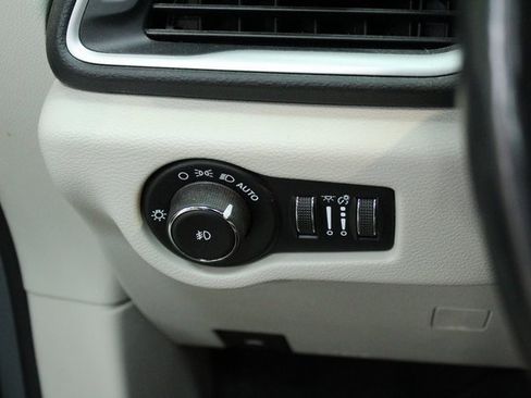 Used 2020 Chrysler Pacifica Touring-L image 18