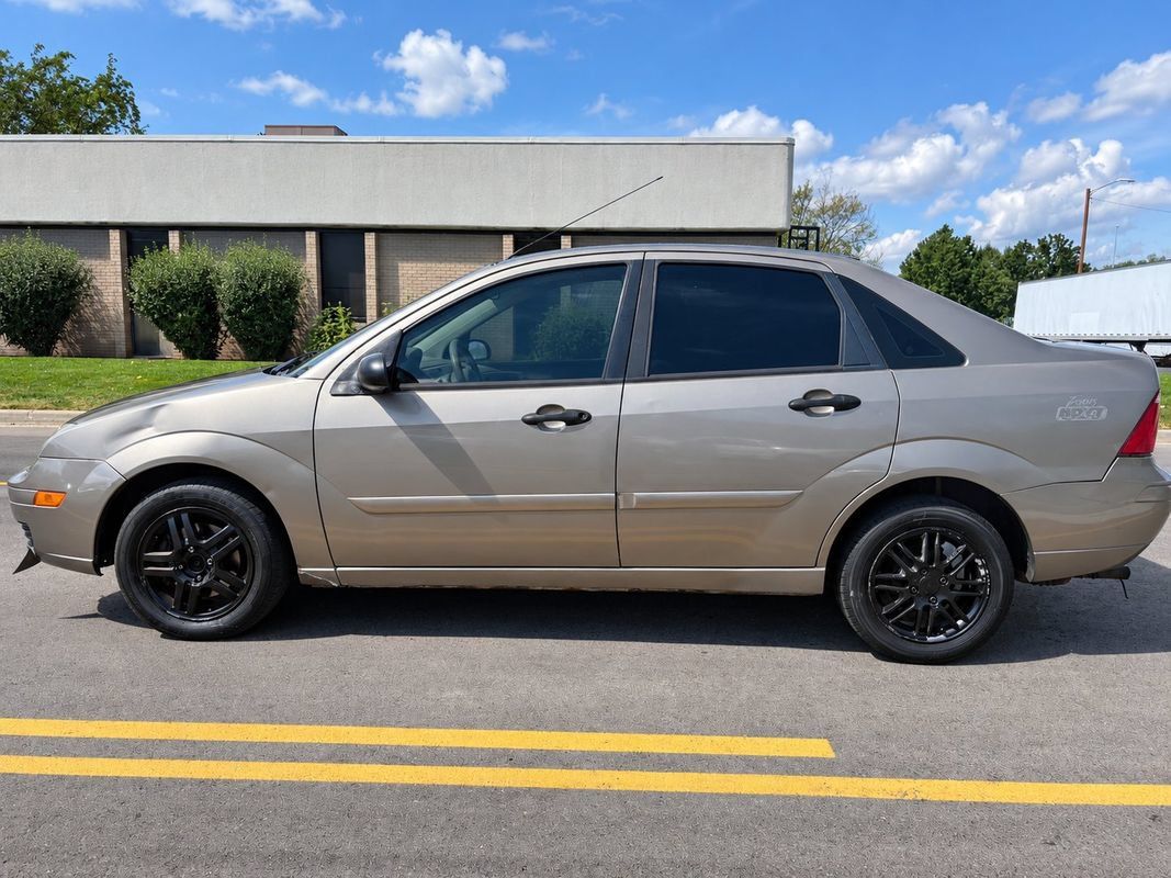 Used 2005 Ford Focus SE FWD image 2