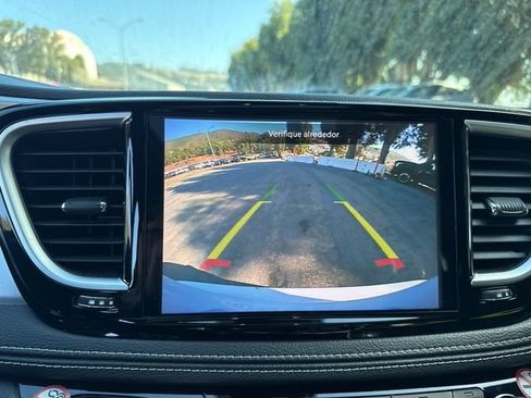 Used 2025 Chrysler Pacifica Limited FWD image 11