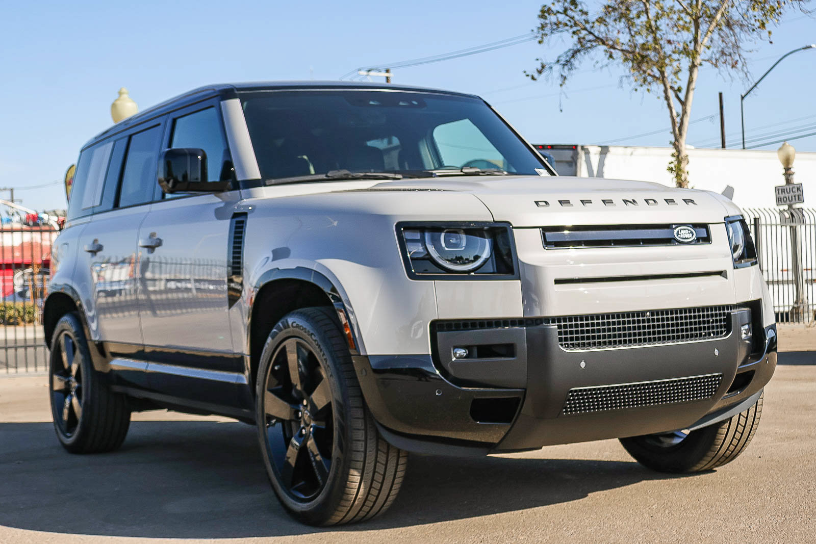 New 2026 Land Rover Defender 110 X-Dynamic SE AWD/4WD image 3