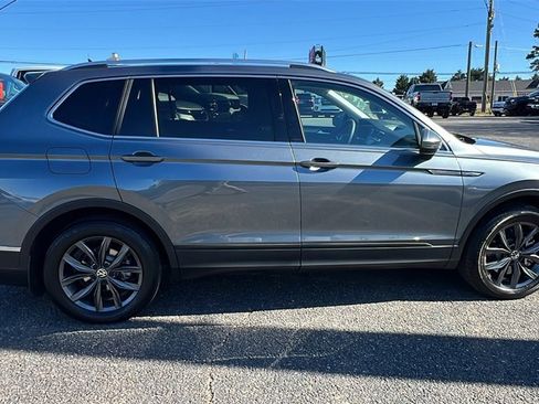 Used 2022 Volkswagen Tiguan SE w/ Panoramic Sunroof Package image 4