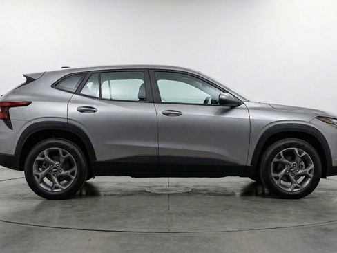Used 2025 Chevrolet Trax LT w/ LT Convenience Package FWD image 11