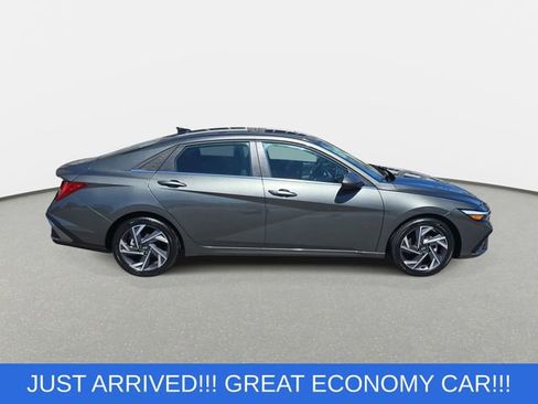 Used 2025 Hyundai Elantra SEL w/ Cargo Package FWD image 4