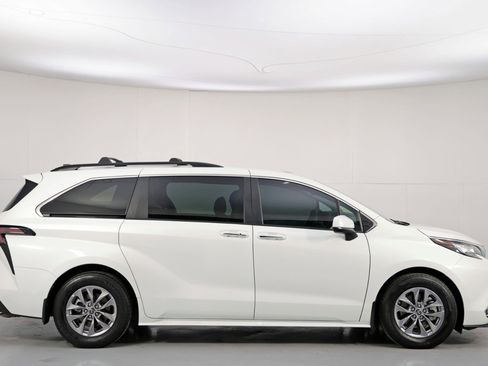 Used 2023 Toyota Sienna XLE w/ XLE Plus Package image 50