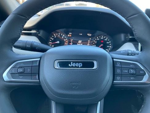 Used 2025 Jeep Compass Limited image 18