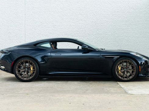 Used 2024 Aston Martin DB12 Coupe RWD image 3