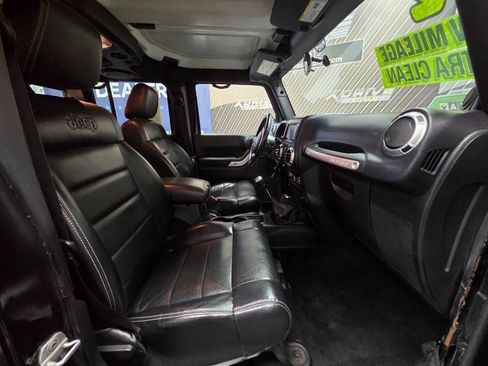 Used 2012 Jeep Wrangler Unlimited Rubicon w/ Dual Top Group AWD/4WD image 27