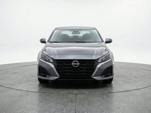 Used 2025 Nissan Altima 2.5 SV FWD image 2