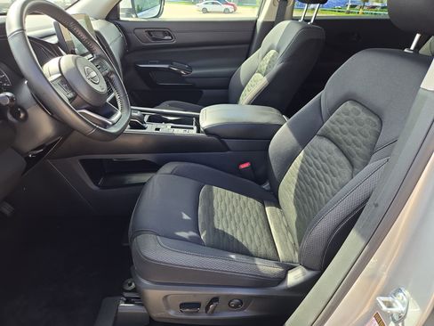 Used 2025 Nissan Pathfinder SV FWD image 16
