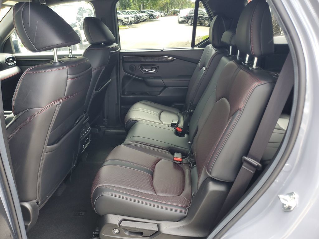 Used 2025 Honda Pilot Black Edition image 10