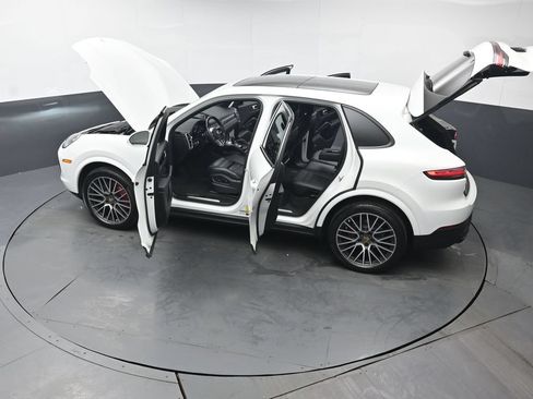 Used 2022 Porsche Cayenne AWD/4WD image 53