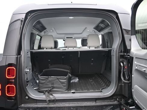 Used 2025 Land Rover Defender 110 X-Dynamic SE AWD/4WD image 25