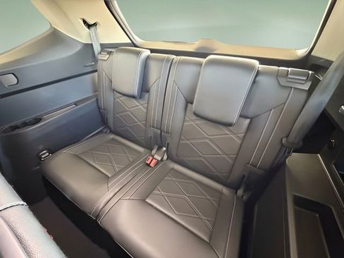 Used 2025 Volkswagen Atlas SE image 31