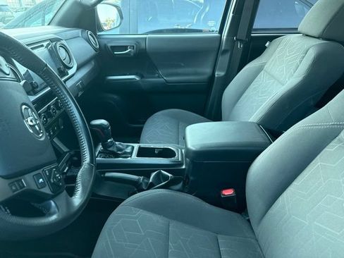 Used 2018 Toyota Tacoma TRD Sport w/ Technology Package AWD/4WD image 3