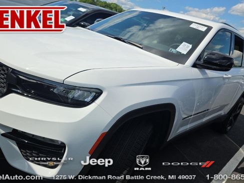 Used 2025 Jeep Grand Cherokee Limited w/ Black Appearance Package AWD/4WD image 1