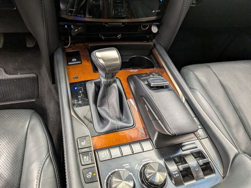 Used 2020 Lexus LX 570 4WD w/ Luxury Package image 20