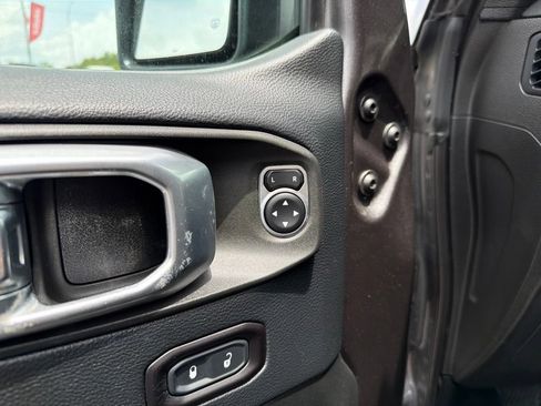 Used 2019 Jeep Wrangler Unlimited Sahara AWD/4WD image 13