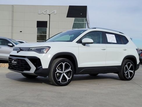 Used 2025 Volkswagen Taos SEL image 1