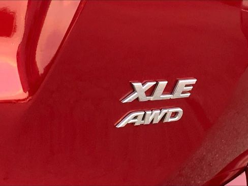 Used 2018 Toyota RAV4 XLE AWD/4WD image 10